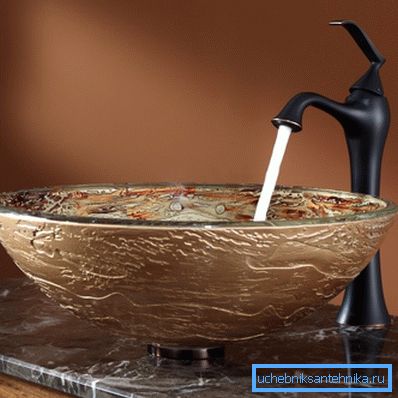 Il materiale è di bronzo Il materiale è di bronzo