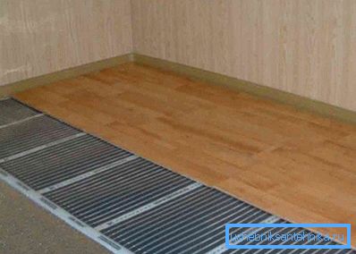 Le stuoie sono sotto il rivestimento laminato. Le stuoie sono sotto il rivestimento laminato.