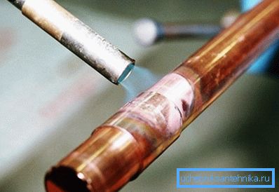 Tubo di rame per acqua con un raccordo - la torcia di saldatura Tubo di rame per acqua con un raccordo - la torcia di saldatura