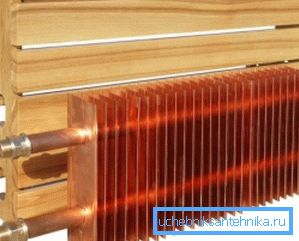 Le alette di rame vengono utilizzate per aumentare l'area di trasferimento del calore. Le alette di rame vengono utilizzate per aumentare l'area di trasferimento del calore.