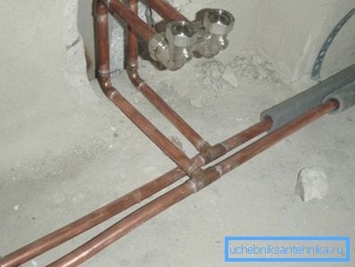 Il tubo dell'acqua in rame è forte, resistente, ma molto costoso e difficile da installare.