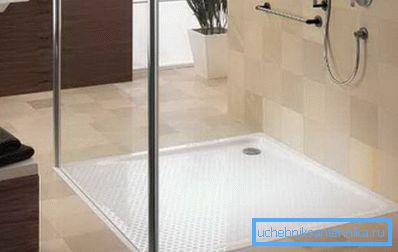 Piccolo modello 120x120 in una cabina di vetro. Piccolo modello 120x120 in una cabina di vetro.