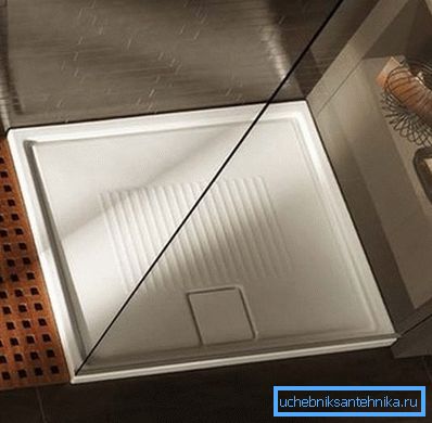 Piatto doccia piccolo da 90 a 90 cm con una recinzione trasparente Piatto doccia piccolo da 90 a 90 cm con una recinzione trasparente