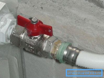 Giunzione della batteria con un tubo Giunzione della batteria con un tubo