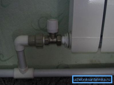 Il posto della giunzione della batteria con il tubo deve essere accuratamente sigillato e dotato di valvole Il posto della giunzione della batteria con il tubo deve essere accuratamente sigillato e dotato di valvole