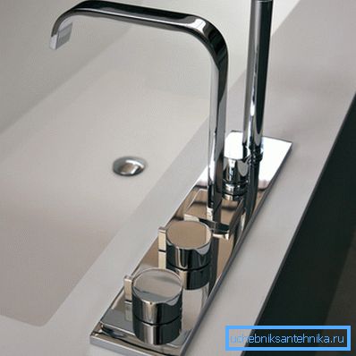 Il sito di installazione può essere coperto con un pannello di metallo Il sito di installazione può essere coperto con un pannello di metallo