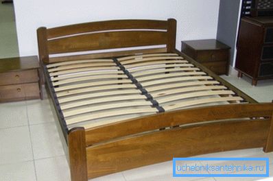 Letto matrimoniale in metallo con finitura decorativa in legno naturale. Letto matrimoniale in metallo con finitura decorativa in legno naturale.