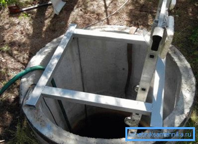Telaio metallico per sostenere la pompa del pozzo.