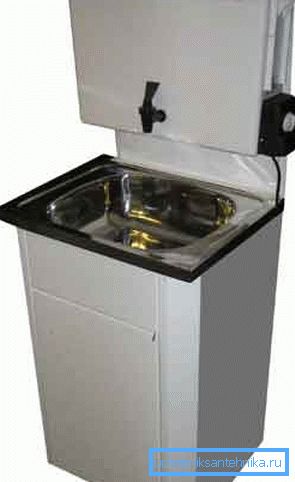 Lavabo in metallo con scaldabagno Lavabo in metallo con scaldabagno