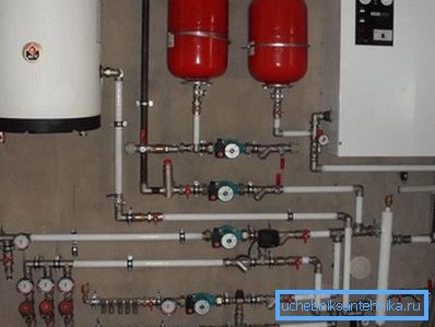 Comunicazioni di plastica in metallo per riscaldamento e acqua calda. Comunicazioni di plastica in metallo per riscaldamento e acqua calda.