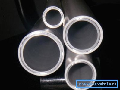Sezione del tubo in metallo polimero Sezione del tubo in metallo polimero
