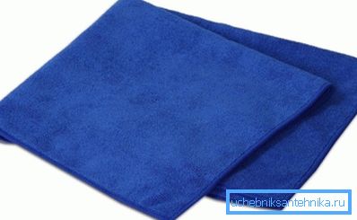 La microfibra assorbe perfettamente l'umidità e rimuove vari contaminanti. La microfibra assorbe perfettamente l'umidità e rimuove vari contaminanti.
