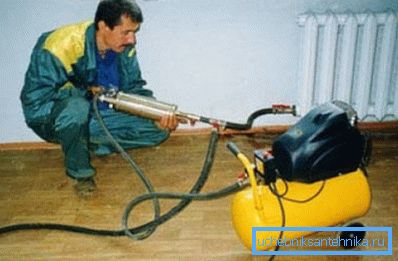 Il mini-lavello si adatta facilmente a qualsiasi stanza e può essere riposto in un garage non riscaldato.