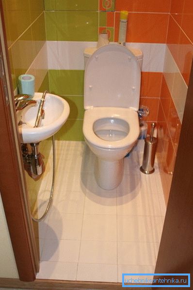 Doccia in miniatura con lavandino e bidet Doccia in miniatura con lavandino e bidet