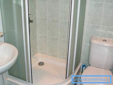 La dimensione minima di un bagno con doccia è 80 cm per 80 cm. La dimensione minima di un bagno con doccia è 80 cm per 80 cm.