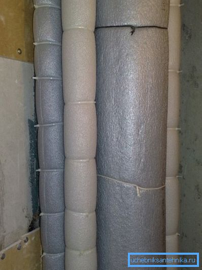 Molti proprietari isolano completamente i tubi per evitare differenze di temperatura e, di conseguenza, condensa. Molti proprietari isolano completamente i tubi per evitare differenze di temperatura e, di conseguenza, condensa.