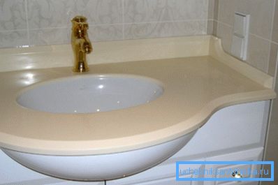 I modelli possono differire nella forma e nel metodo di installazione. I modelli possono differire nella forma e nel metodo di installazione.