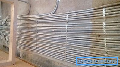 Installazione di tubi corrugati sulle pareti dell'edificio Installazione di tubi corrugati sulle pareti dell'edificio