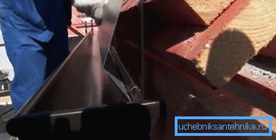 Installazione della striscia di cornicione