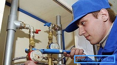 Installazione di un filtro a schermo grosso obliquo davanti al contatore su un tubo verticale Installazione di un filtro a schermo grosso obliquo davanti al contatore su un tubo verticale