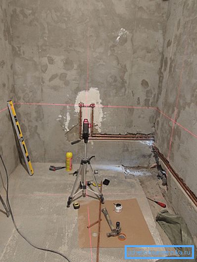 Installazione di conduttori di approvvigionamento idrico in rame nelle scanalature. Installazione di conduttori di approvvigionamento idrico in rame nelle scanalature.