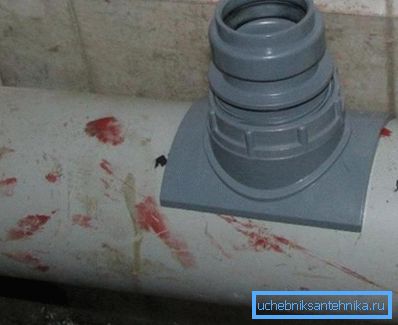 Installazione di uno scarico su un tubo di scarico del polimero Installazione di uno scarico su un tubo di scarico del polimero
