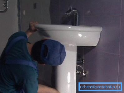 Installazione di elementi in plastica per lavabo Installazione di elementi in plastica per lavabo