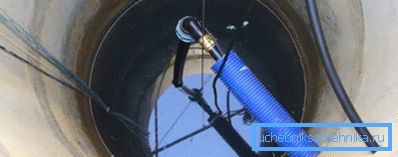 Installazione di una pompa sommersa nel pozzo Installazione di una pompa sommersa nel pozzo