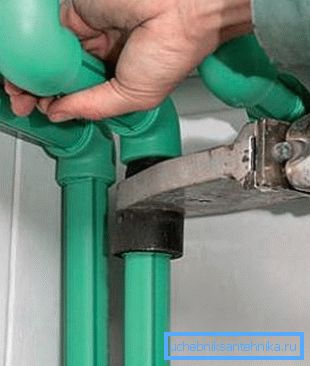 Installazione di polipropilene sull'approvvigionamento idrico. Installazione di polipropilene sull'approvvigionamento idrico.