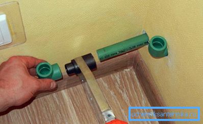 Installazione di fornitura di acqua per eyeliner in polipropilene. Installazione di fornitura di acqua per eyeliner in polipropilene.