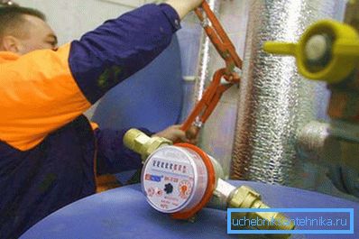 L'installazione del misuratore può essere eseguita solo da uno specialista. L'installazione del misuratore può essere eseguita solo da uno specialista.
