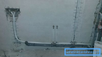 Installazione di tubi per il miscelatore in bagno su un muro di mattoni Installazione di tubi per il miscelatore in bagno su un muro di mattoni
