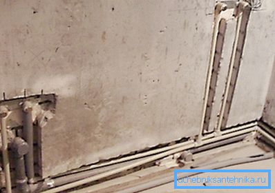 Installazione della conduttura nei cancelli Installazione della conduttura nei cancelli