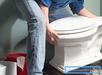 Installazione di un water - il lavoro dell'uomo che richiede forza fisica e ingegnosità tecnica. Installazione di un water - il lavoro dell'uomo che richiede forza fisica e ingegnosità tecnica.