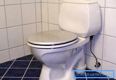 Installazione di una tazza del gabinetto di un sistema un compatto su un pavimento da una piastrella di ceramica. Installazione di una tazza del gabinetto di un sistema un compatto su un pavimento da una piastrella di ceramica.