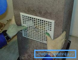 L'installazione della griglia di ventilazione è semplice. L'installazione della griglia di ventilazione è semplice.