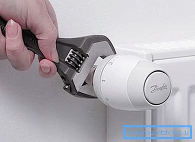 L'installazione viene eseguita utilizzando una chiave regolabile. L'installazione viene eseguita utilizzando una chiave regolabile.