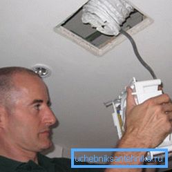 Installazione di cappe sul soffitto Installazione di cappe sul soffitto