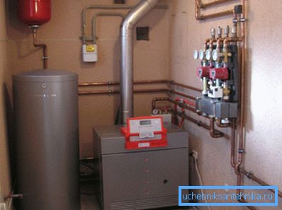 Apparecchiature a gas potenti montate sul pavimento in un locale caldaia separato Apparecchiature a gas potenti montate sul pavimento in un locale caldaia separato