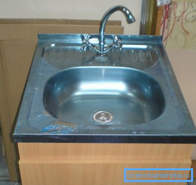 Affondare da un acciaio inossidabile con un paracarro e il mixer Affondare da un acciaio inossidabile con un paracarro e il mixer