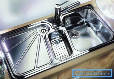 Il lavello può essere installato su un armadio separato o incorporato nel ripiano del tavolo. Il lavello può essere installato su un armadio separato o incorporato nel ripiano del tavolo.