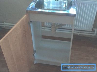 Lavello installato, rimane solo per collegarlo alla rete fognaria e alla rete idrica Lavello installato, rimane solo per collegarlo alla rete fognaria e alla rete idrica