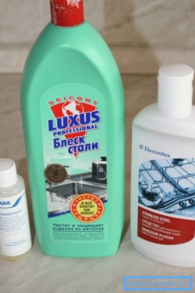 Detergenti liquidi e gel sono il modo migliore per lavare un lavello in acciaio inossidabile. Detergenti liquidi e gel sono il modo migliore per lavare un lavello in acciaio inossidabile.