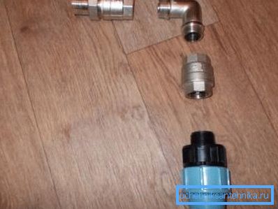 Accoppiamento per tubo, valvola di ritegno, angolo metallico, gru americana. Accoppiamento per tubo, valvola di ritegno, angolo metallico, gru americana.