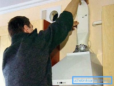 In questa foto puoi vedere come la cappa domestica è collegata al sistema.