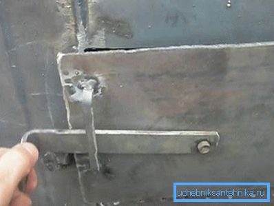 Sulla porta deve essere un fermo di chiusura (nella foto) Sulla porta deve essere un fermo di chiusura (nella foto)