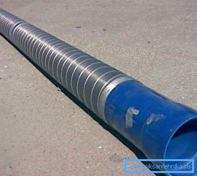 Nella foto - il filtro finito con una rete sottile di tubo di plastica Nella foto - il filtro finito con una rete sottile di tubo di plastica