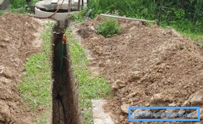 Nella foto - la posa delle tubature dell'acqua dal pozzo Nella foto - la posa delle tubature dell'acqua dal pozzo