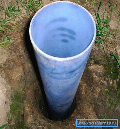 Nella foto - un pozzo con un tubo installato Nella foto - un pozzo con un tubo installato