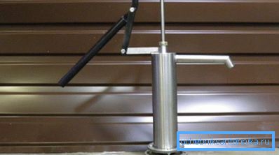 Nella foto - la progettazione di una pompa dell'acqua manuale. Nella foto - la progettazione di una pompa dell'acqua manuale.